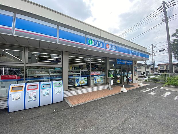 ローソン瀬谷二ツ橋町店 900m なんでも揃うコンビニが近くにあると便利ですね。