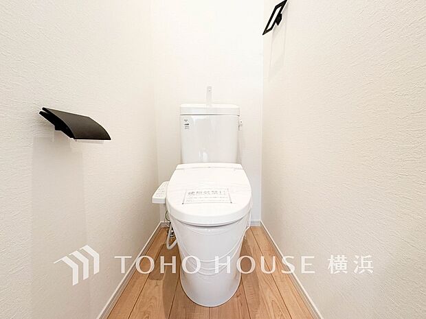 清潔感溢れるトイレ。落ち着いた空間で安らぎのひとときをお過ごしいただけます。