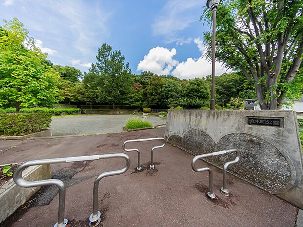境木町公園 850m 住宅街に立地する見通しの良い公園。徒歩約2分の近さは、毎日のお子様の遊び場にもいいですね。