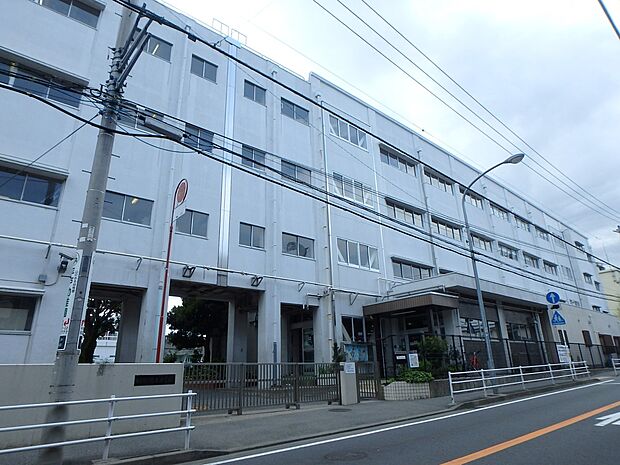 横浜市立境木中学校　550m　徒歩7分。部活などで帰りが遅くなっても安心の距離です。 