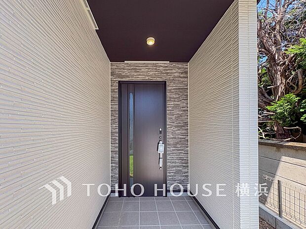 お住まいの顔となる玄関。住まう方のプライドを満たすクオリティを備えています。
