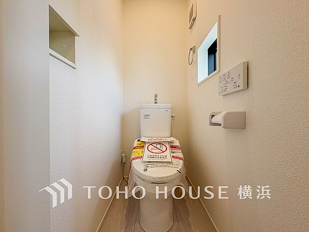 換気と明るさに配慮した、清潔感溢れるトイレ。落ち着いた空間で安らぎのひとときをお過ごしいただけます。