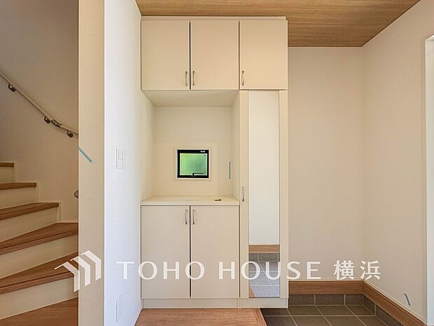 上質感漂う玄関と廊下。居住者の帰り、訪れる方を優しく迎えてくれます。