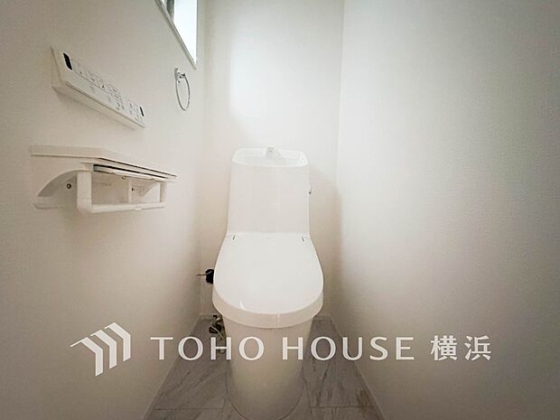 換気と明るさに配慮した、清潔感溢れるトイレ。落ち着いた空間で安らぎのひとときをお過ごしいただけます。