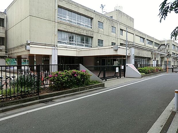 川崎市立藤崎小学校 600m 徒歩8分。小学校が近いのは子育てファミリーにもおすすめのポイントです。