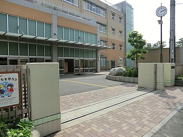 川崎市立川中島中学校 150m 徒歩2分。部活などで帰りが遅くなっても安心の距離です。