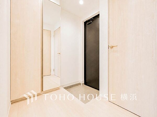 上質感漂う玄関。居住者の帰り、訪れる方を優しく迎えてくれます。