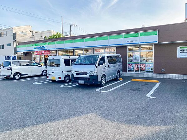 ファミリーマート 磯子丸山二丁目店　400m　近くにあるとちょっとした買い物にも便利ですね。