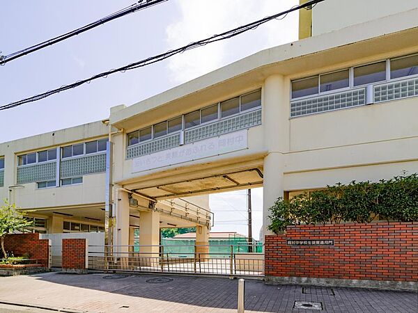 横浜市立岡村中学校　1400m　徒歩19分。中学生の体力づくりにはぴったりの距離かもしれませんね。