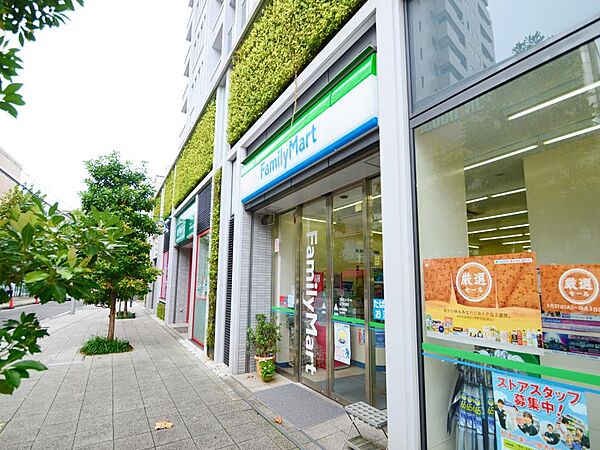 ファミリーマート山下町南店　300m　24時間営業ですので、急な買い物に便利です。