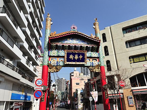 横浜中華街　350m　500店以上の店舗が軒を連ねるチャイナタウン。グルメはもちろん雑貨店周りも楽しいですよ。