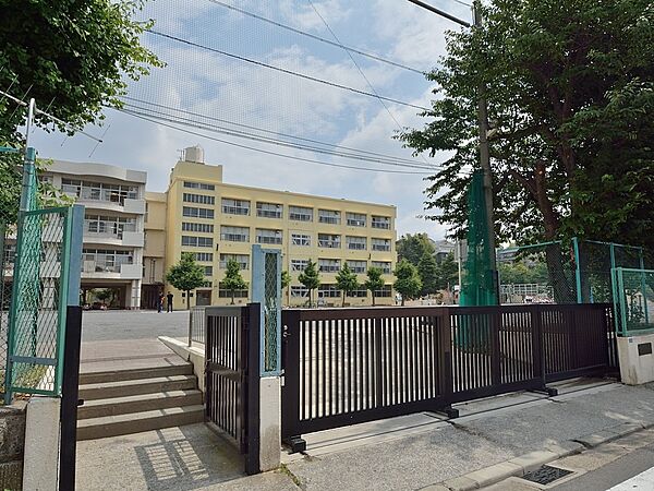 横浜市立駒林小学校　700m　徒歩9分。小学校が近いのは子育てファミリーにもおすすめのポイント。