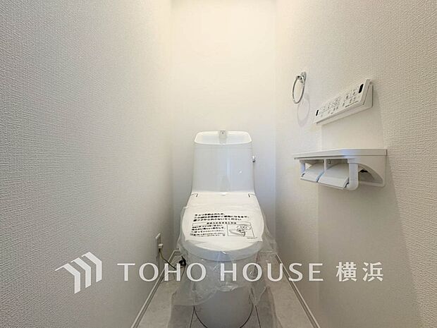 清潔感溢れるトイレ。落ち着いた空間で安らぎのひとときをお過ごしいただけます。