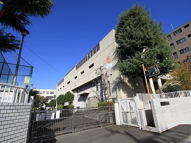 横浜市立中和田中学校 1300m 徒歩17分。中学生の体力づくりにはぴったりの距離かもしれませんね。