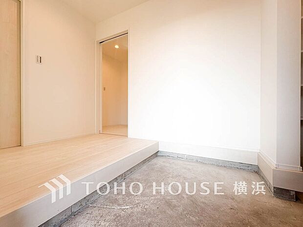 上質感漂う玄関と廊下。居住者の帰り、訪れる方を優しく迎えてくれます。