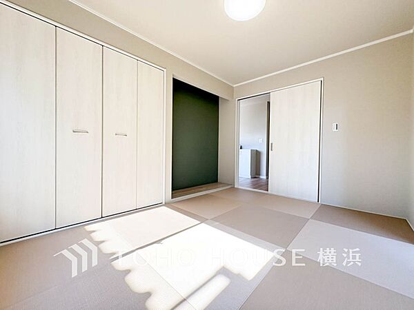 一日の疲れをいやしてくれる寝室。時を忘れて過ごす場所として過ごせるお部屋。