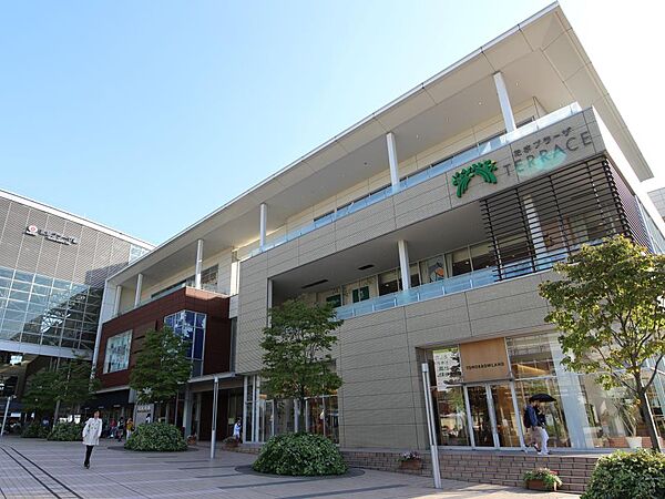 たまプラーザテラス　1500m　たまプラーザ駅直結のショッピングエリア。ファッション、インテリア雑貨などお洒落なお店が揃います。