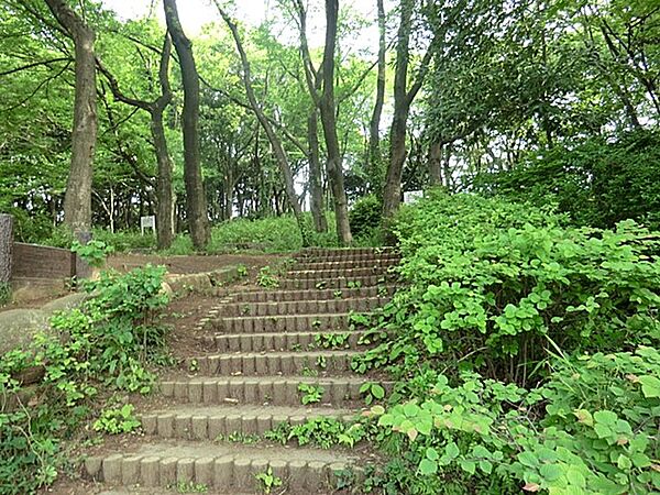 有馬ふるさと公園　600m　大きな森に囲まれた緑豊かな公園です。山の斜面を活かした造りで、自然を満喫できます。