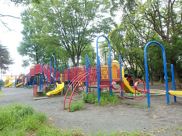 鷺沼公園　750m　大型遊具が豊富で小さなお子様向け。広いグランドや東屋もあり、大人から子供まで楽しめます。