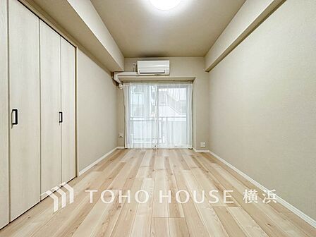 一日の疲れをいやしてくれる寝室。時を忘れて過ごす場所として過ごせるお部屋。