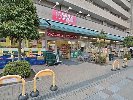 まいばすけっと伊勢佐木町店　130m　イオン系列の小型スーパー。食品、雑貨等、生活に必要なものをコンパクトに手に入れることができます。 