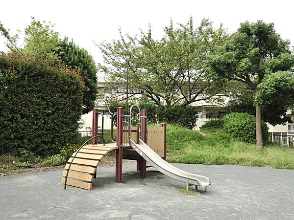 大岡三丁目第二公園　79m　小さなお子様向けの遊具もある憩いのスペースです。