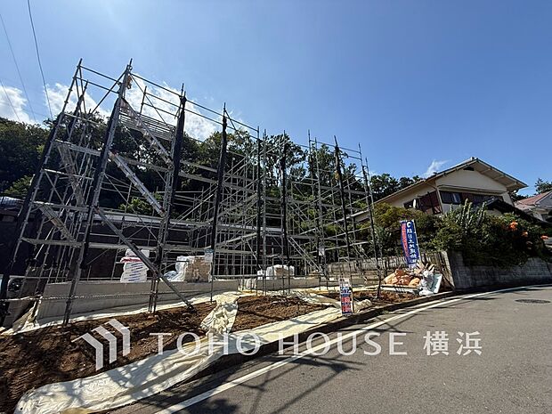 十分な広さのカースペースは、お車2台分の広さがあります。（2026年8月撮影）