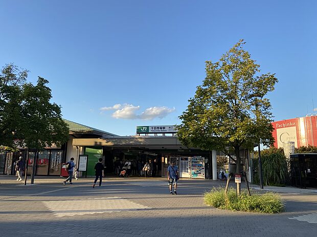 十日市場駅 （JR横浜線）　2500m　ターミナル「横浜」駅へは直通約25分。東急田園都市線の乗り換え駅「長津田」駅へは約3分の乗車。 