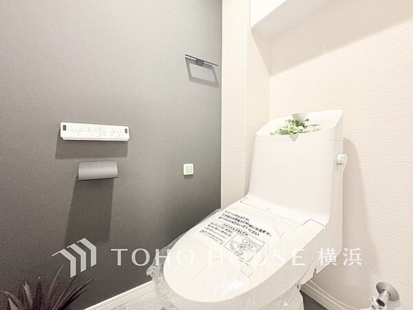 清潔感溢れるトイレ。落ち着いた空間で安らぎのひとときをお過ごしいただけます。