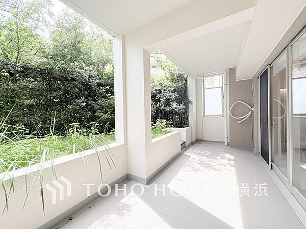 太陽の恵みをたっぷりと受けて、洗濯物も気持ちよく干せそうです。