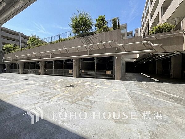 敷地内駐車場（空き状況はお問い合わせください）。