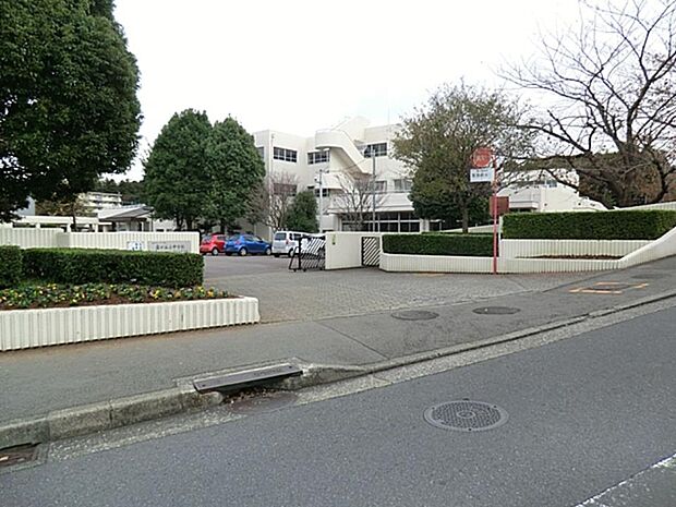 横浜市立義務教育学校霧が丘学園中等部　1400m　徒歩20分。中学生の体力づくりにはぴったりの距離かもしれませんね。 