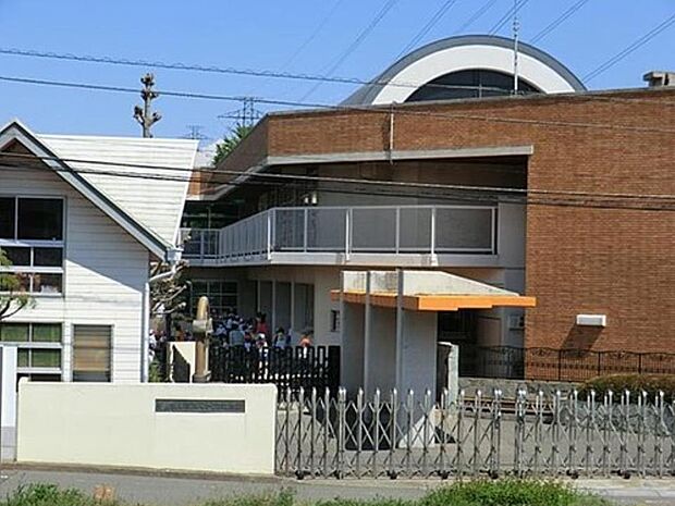 横浜マドカ幼稚園　700m　音楽、体育、英語の専門講師を招いての専門教育を行っています。 