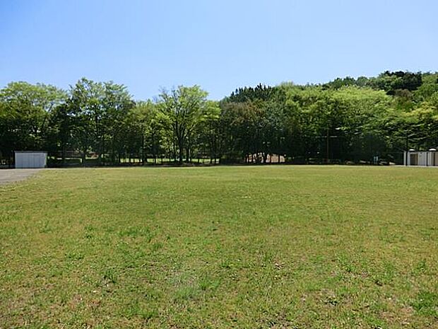 霧が丘公園　650m　子ども達が身近なところで木のぬくもりを感じながら自由に遊べる屋内公園 ログハウス があります。 