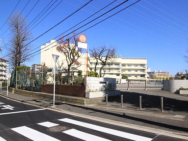 横浜市立瀬戸ケ谷小学校 600m 徒歩8分。小学校が近いのは子育てファミリーにもおすすめのポイントです。