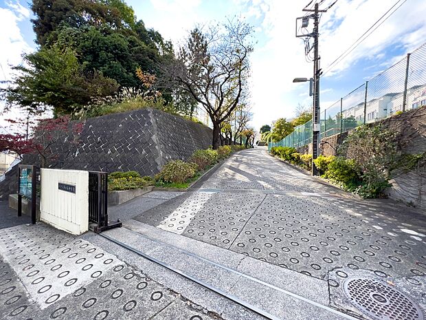 横浜市立芹が谷中学校 900m 徒歩13分。部活などで帰りが遅くなっても安心の距離です。