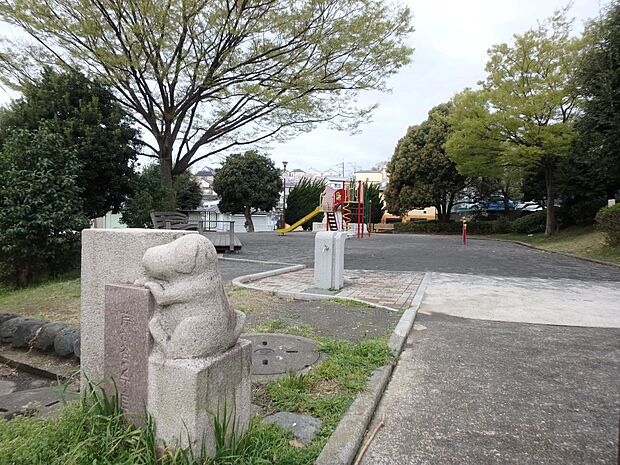 芹が谷二丁目公園 260m 犬がシンボルになった表札がかわいい緑豊かな公園。放課後は小学生の元気な声が響きます。