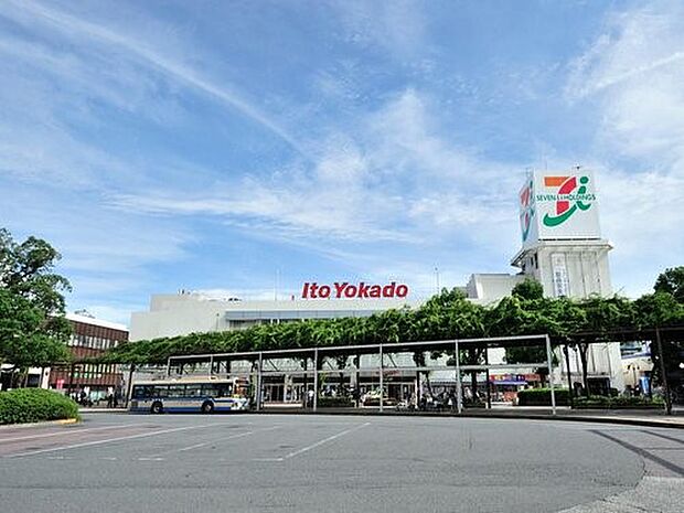 上永谷駅 (ブルーライン) 2500m 快速停車駅。駅周辺には大きなバスターミナルとタクシー乗り場、多彩な商業施設や病院などがあります。