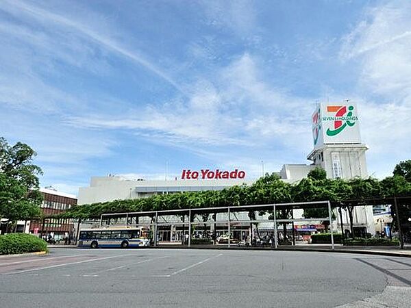 上永谷駅 （ブルーライン）　2500m　快速停車駅。駅周辺には大きなバスターミナルとタクシー乗り場、多彩な商業施設や病院などがあります。