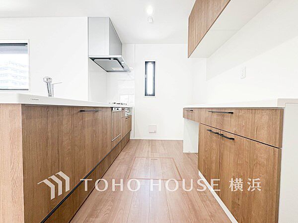 電子レンジや炊飯器などの家電が収納できます。