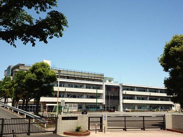 横浜市立六つ川西小学校 550m 徒歩7分。小学校が近いのは子育てファミリーにもおすすめのポイント。