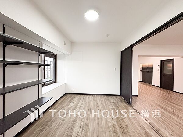 一日の疲れをいやしてくれる寝室。時を忘れて過ごす場所として過ごせるお部屋。