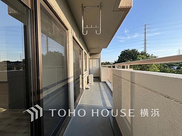 休日にまとめてお洗濯される方も安心のバルコニー。