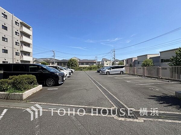 敷地内駐車場（空き状況はお問い合わせください）。