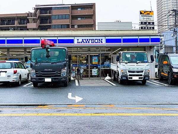ローソン横浜新子安店　400m　お手軽に食べれる食品や日用品雑貨などを扱う便利なコンビニ。