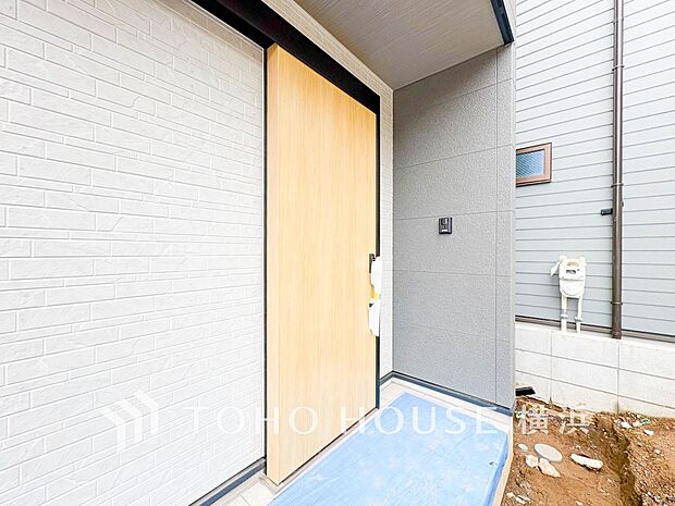 お住まいの顔となる玄関。住まう方のプライドを満たすクオリティを備えています。 