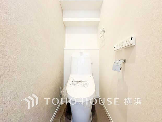清潔感溢れるトイレ。落ち着いた空間で安らぎのひとときをお過ごしいただけます。