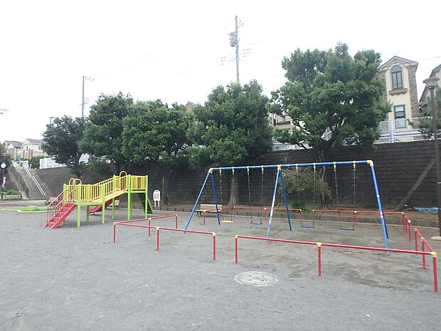 別所第一公園　300m　広場の周りに遊具があり小さなお子様も楽しく遊べます。 