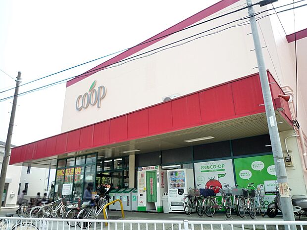 ユーコープ 神大寺店　500m　100円ショップが併設されています。食品を買うついでに日用品も揃えられるのが嬉しいですね。   