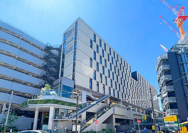 CIAL横浜アネックス　2300m　スーパー、飲食店などが入っています。このビルには他にホテルやフィットネス＆スパが入っています。 